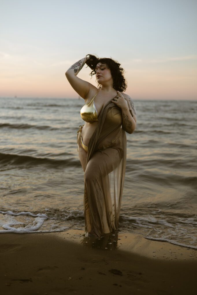 Servizio fotografico boudoir outdoor con sulla riva del mare